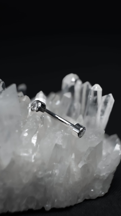 Tytanowy banan do brwi z przezroczystym kryształem, tytan G23