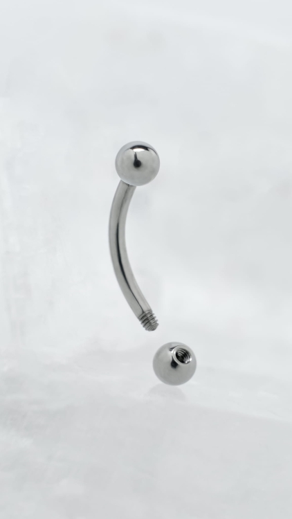 Banan tytanowy do piercingu brwi – gwint zewnętrzny, widok rozkręcony