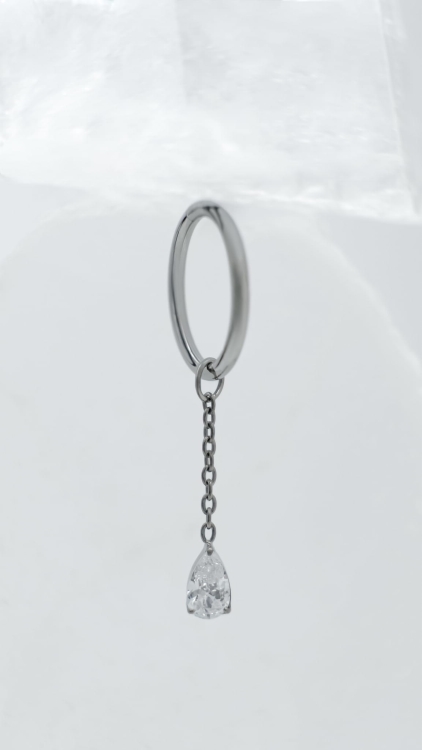 Tytanowe kółko clicker z zawieszką Crystal Chain Drop do piercingu płatka ucha, tytan ASTM F-136, kolczyk do piercingu ucha.