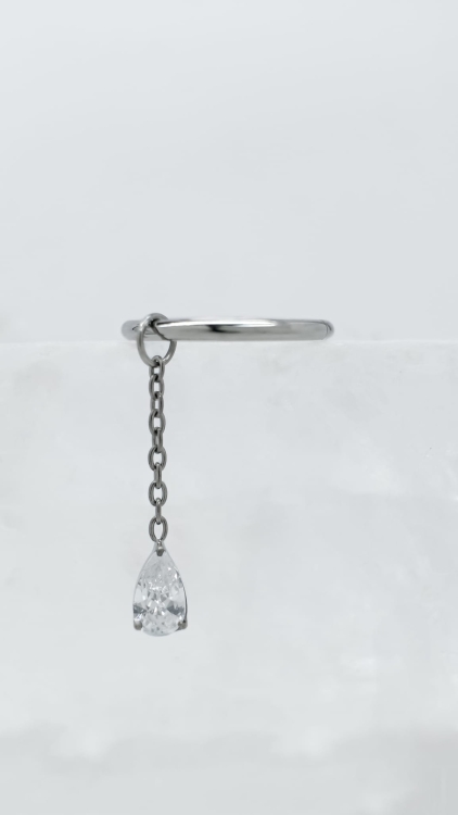 Tytanowe kółko segmentowe clicker do piercingu ucha z zawieszką Crystal Chain Drop, bez niklu, bezpieczne dla skóry.