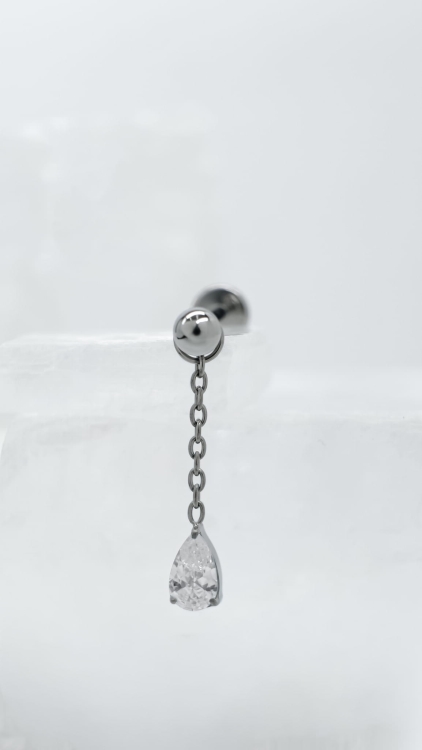 Kolczyk do piercingu płatka ucha Crystal Chain Drop, tytan ASTM F-136, delikatna biżuteria do ucha z łańcuszkiem.