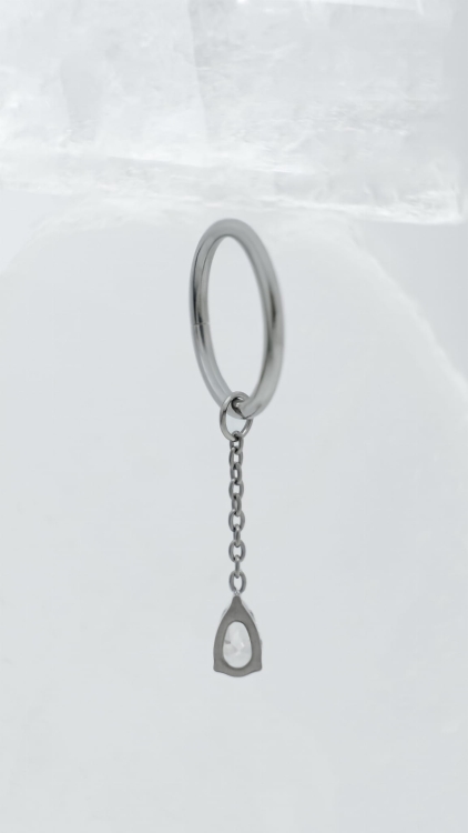 Kolczyk do piercingu ucha z łańcuszkiem i krystaliczną zawieszką Crystal Chain Drop, tytan implantacyjny ASTM F-136, clicker.