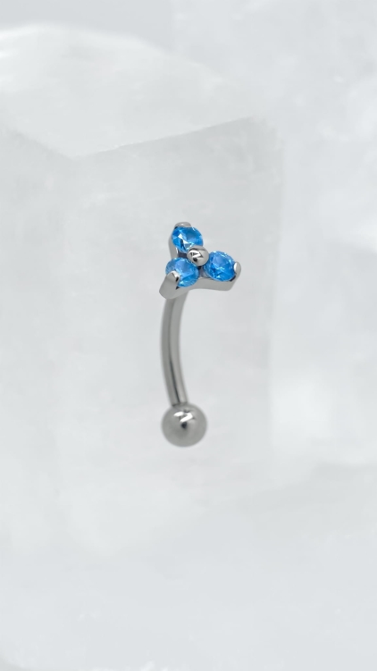 kolczyk do brwi ozdobny. banan tytanowy z czarnymi cyrkoniami, kwiatuszek. kolczyk do rook ozdobny z cyrkoniami, gwint wewnętrzny.  titanium stud earring