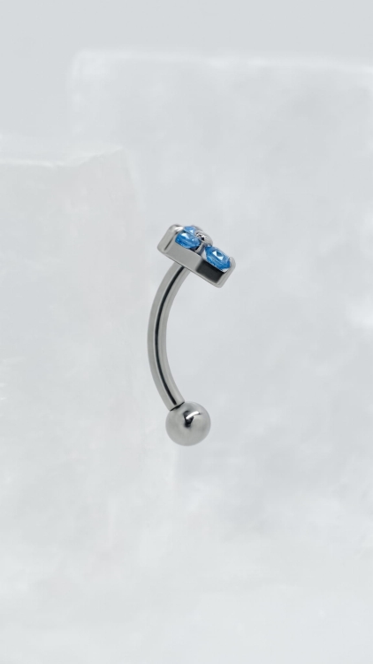 kolczyk do brwi ozdobny. banan tytanowy z czarnymi cyrkoniami, kwiatuszek. kolczyk do rook ozdobny z cyrkoniami, gwint wewnętrzny.  titanium stud earring