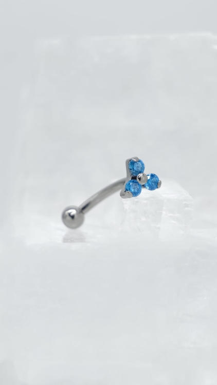 kolczyk do brwi ozdobny. banan tytanowy z czarnymi cyrkoniami, kwiatuszek. kolczyk do rook ozdobny z cyrkoniami, gwint wewnętrzny.  titanium stud earring