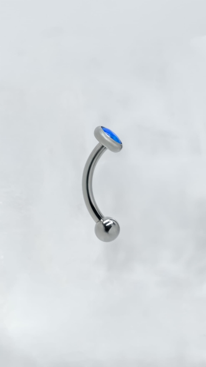 Banan tytanowy do piercingu rook – widok z boku