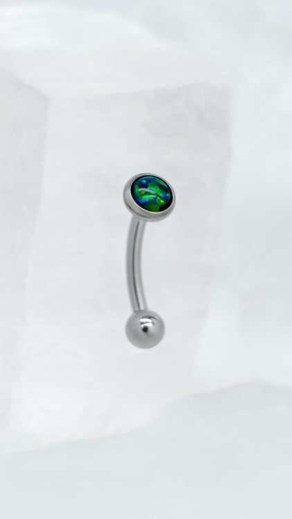 Kolczyk do piercingu rook – banan tytanowy z zielonym opalem | widok z przodu Minimalistyczny kolczyk typu banan do piercingu rook, wykonany z tytanu implant-grade.