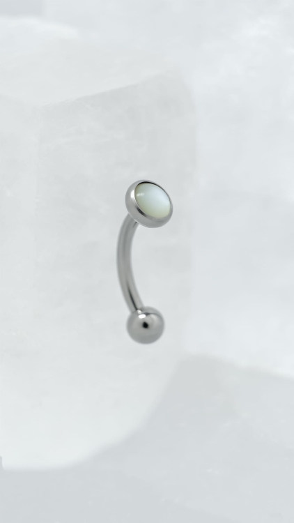 Kolczyk do piercingu rook – banan tytanowy z białą perłą | widok z przodu Widok z przodu kolczyka typu banan do piercingu rook. Tytan implant-grade oraz biała perła o gładkim, eleganckim wykończeniu.
