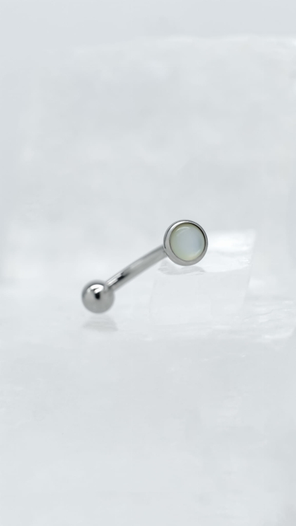 Kolczyk do piercingu rook z białą perłą – tytan implant-grade | detal Zbliżenie na detal kolczyka. Precyzyjne wykończenie tytanu oraz subtelny połysk białej perły
