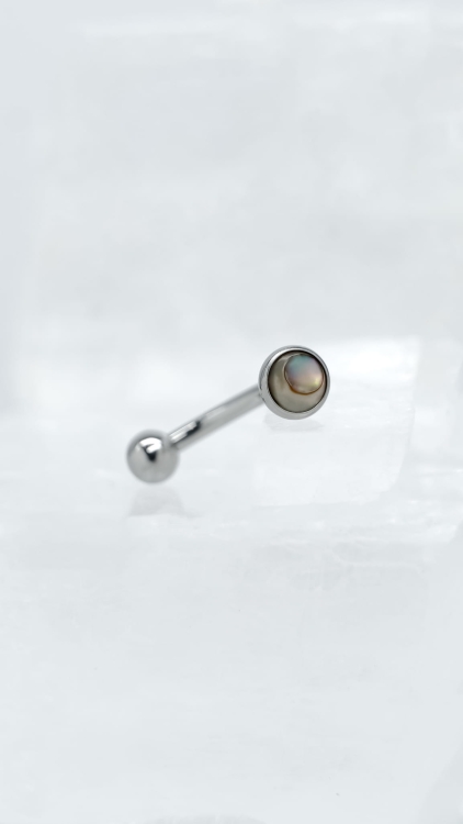 Kolczyk do piercingu rook z perłą opalizującą – tytan implant-grade | detal Zbliżenie na detal kolczyka. Precyzyjne wykończenie tytanu oraz subtelny połysk perły