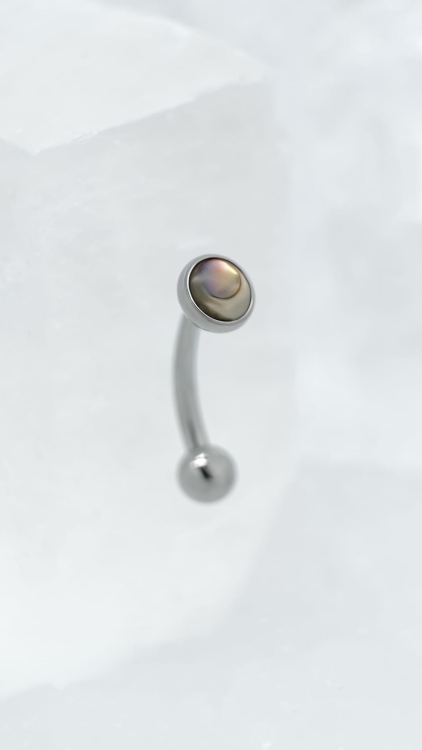 Kolczyk do piercingu rook – banan tytanowy z perłą w kolorze muszli uchowca | widok z przodu Widok z przodu kolczyka typu banan do piercingu rook. Tytan implant-grade oraz opalizująca perła o gładkim, eleganckim wykończeniu.