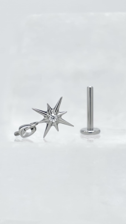 kolczyk tytanowy do ucha ozdobny / kolczyk do piercingu ucha z zawieszką osdobny / zawieszka gwiazda z cyrkonią / kolcztk kryształy swarovskiego / titanium stud / kolczyk rozkręcony, nakrętka osobno / gwint wewnętrzny