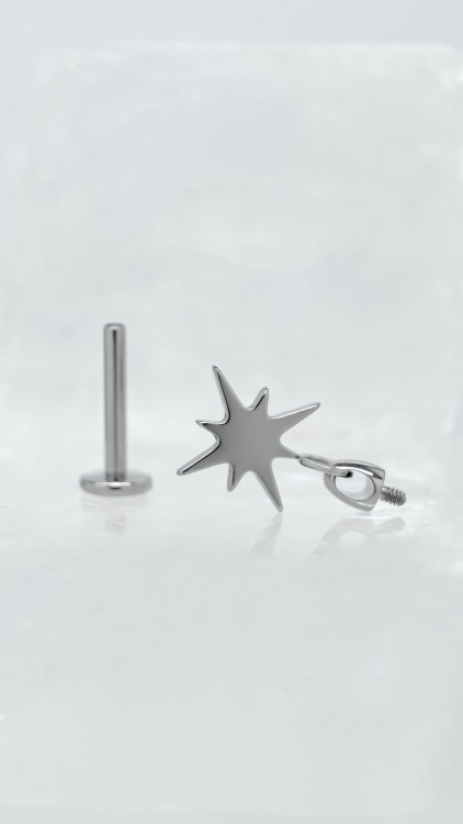 kolczyk tytanowy do ucha ozdobny / kolczyk do piercingu ucha z zawieszką osdobny / zawieszka gwiazda z cyrkonią / kolcztk kryształy swarovskiego / titanium stud / kolczyk rozkręcony, nakrętka osobno z tyłu / gwint wewnętrzny / wysoko wypolerowane kolczyki